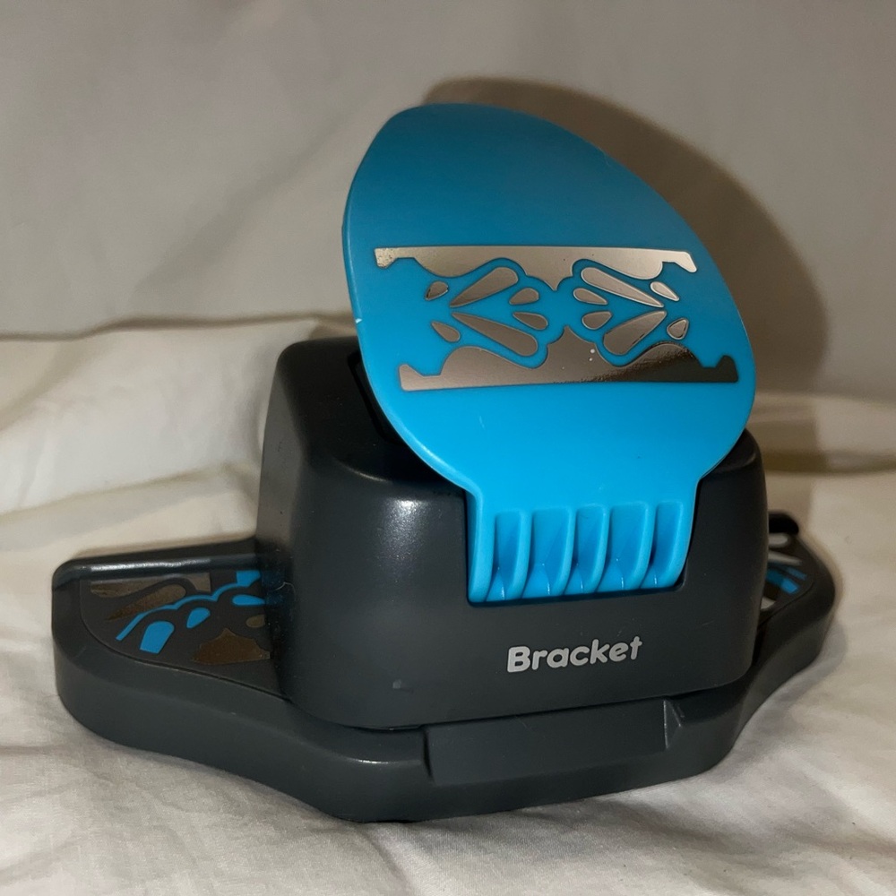 We R Memory Keepers Bracket Border Edge Adjustable Paper Punch